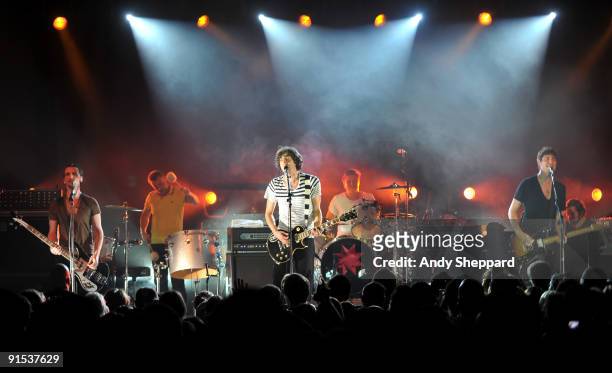 Paul Wilson, Tom Simpson, Gary Lightbody, Jonny Quinn and Nathan Connolly of Snow Patrol perform on stage at Stubbs Ampitheatre on October 6, 2009 in...