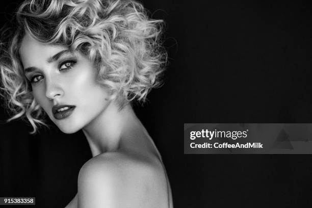 beautiful woman - salon chic imagens e fotografias de stock