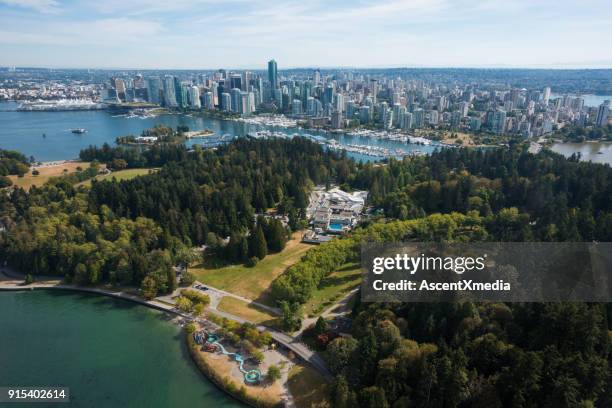 luchtfoto beeld van de binnenstad van vancouver, canada - vancouver canada stockfoto's en -beelden