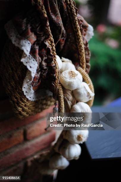 string of garlic - en chapelet photos et images de collection