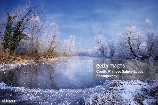 frozen lake. - sainte-laudy photos et images de collection