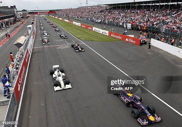 Drivers take the start of the British Formula One Grand Prix at the Silverstone circuit on June 20, 2009 in Silverstone. AFP PHOTO / POOL / ANDREW...