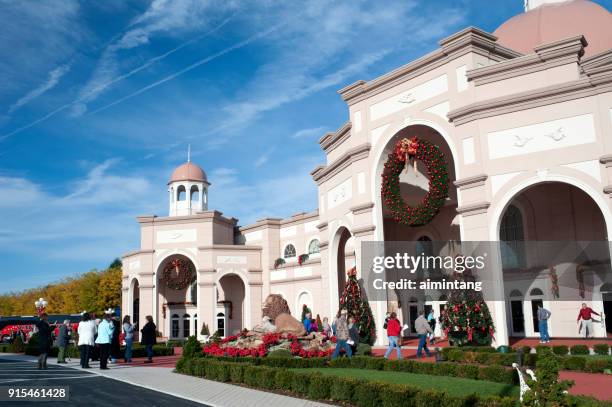 passants ou prenant des photos en extérieur vue & sound théâtres à lancaster - lancaster-pennsylvania photos et images de collection
