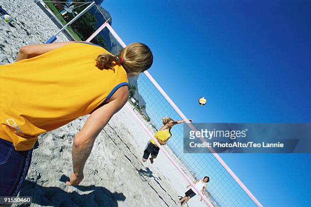 friends playing beach volleyball - beach volley 個照片及圖片檔
