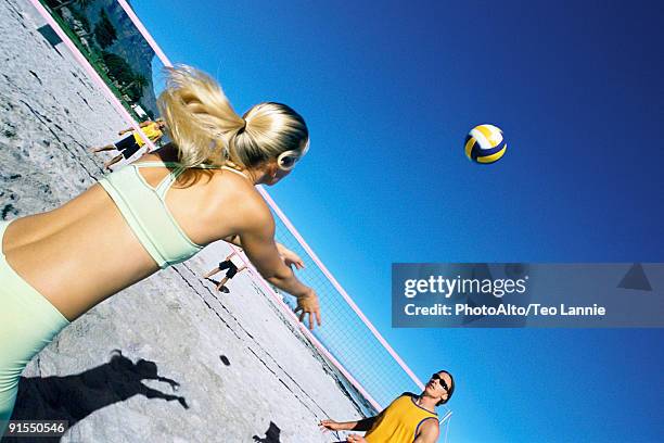 female preparing to volley ball to teammate - volear fotografías e imágenes de stock