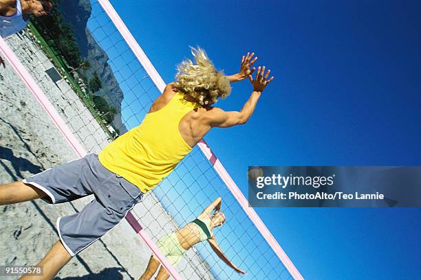 male preparing to block volleyball - beach volley 個照片及圖片檔