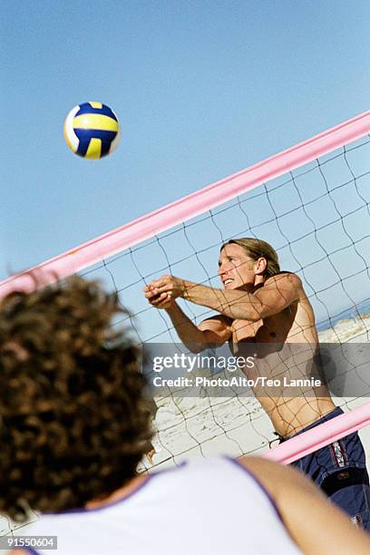 male playing beach volleball, preparing to hit ball - beach volley stockfoto's en -beelden