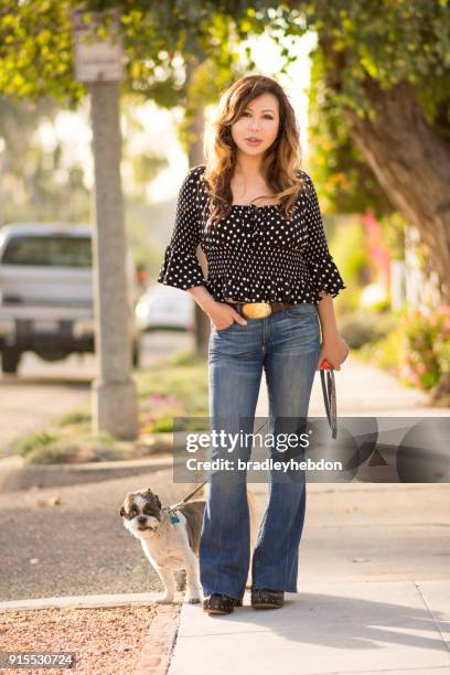 asiatisk kvinna tar sin senior shih tzu hund på en promenad - leksakshund bildbanksfoton och bilder
