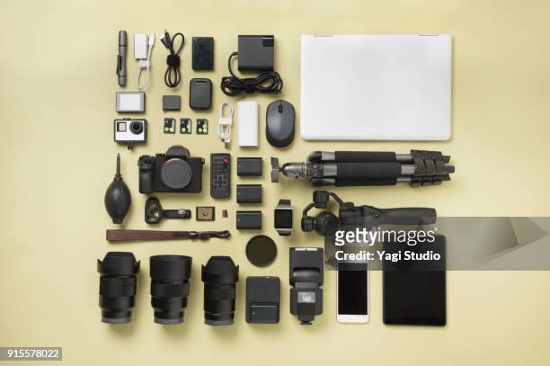 photographic equipment knolling style - macchina fotografica digitale foto e immagini stock