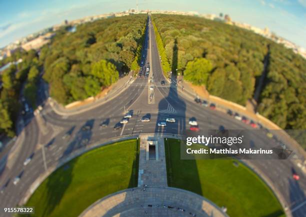 berlin modern urban skyline city with traffic - makarinus photos et images de collection