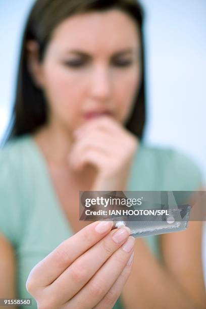 morning after pills in woman's hands - progesterone fotografías e imágenes de stock