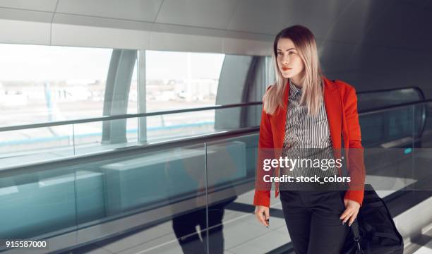 donna d'affari in aeroporto - businesswoman blond looking left foto e immagini stock