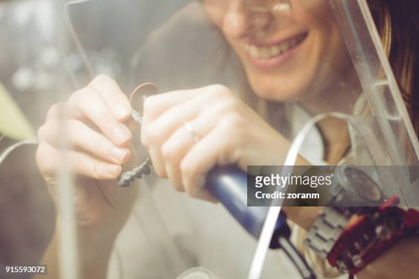 婦女研磨假牙 - crown molding 個照片及圖片檔