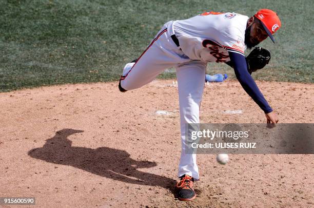 Pitcher Daryl Thompson, Caribes de Anzoategui of Venezuela, throws against Criollos de Caguas of Puerto Rico during Baseball Series at the Charros...