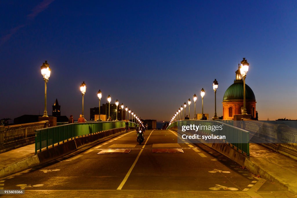 Pont Saint Pierre and the dome of the Grave at dusk, Toulouse