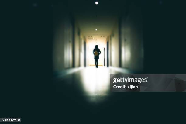 ung kvinna i mörka byggnaden gångväg - hotelse bildbanksfoton och bilder