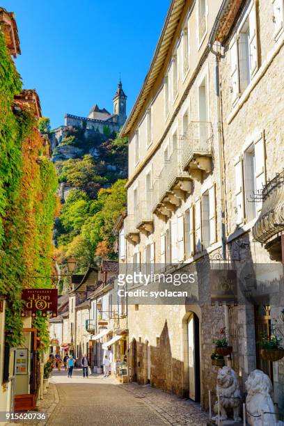 historisch dorp en het kasteel van rocamadour - syolacan stockfoto's en -beelden