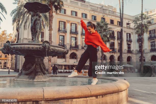 flicka som står på tip tår vid fontänen - barcelona bildbanksfoton och bilder