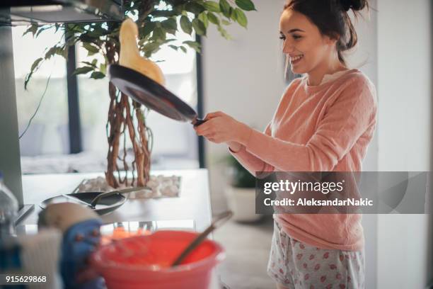 jeune femme faisant des crêpes - crêpe pancake photos et images de collection