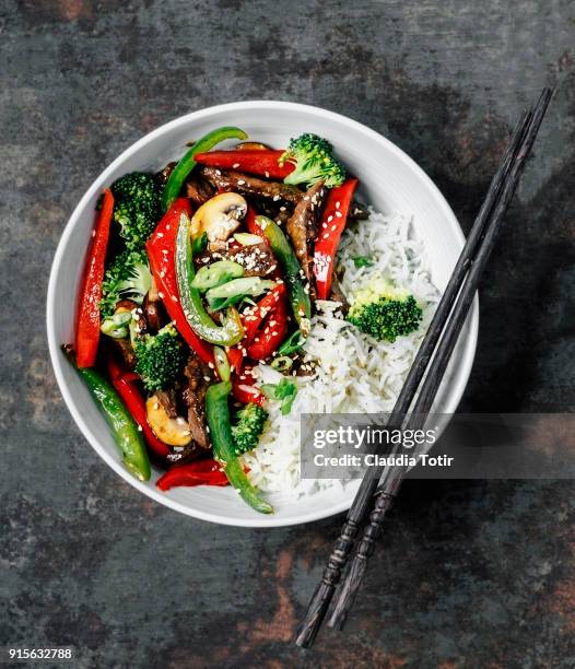 stir-fried beef with vegetables and rice - vegetable fried rice stockfoto's en -beelden