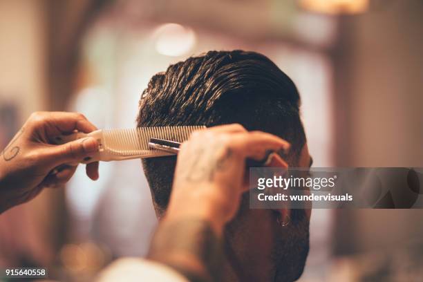 nahaufnahme der friseur die hände des mannes haarsträhne schneiden - hairstyle stock-fotos und bilder