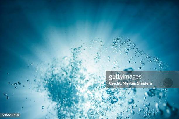 air floating towards light at surface of ocean - mystery island stock pictures, royalty-free photos & images