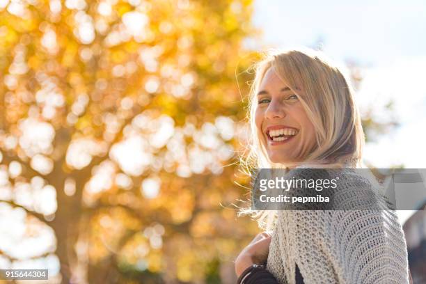 portret van de mooie vrouw op straat - blond hair young woman sunshine stockfoto's en -beelden