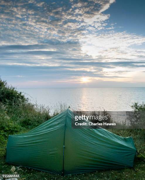 wild camp near gyrn goch:wales coast path on the lleyn peninsula - goch foto e immagini stock