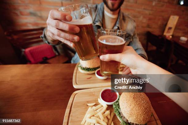 persönlichen sicht des romantischen millennials mahlzeit - subjektive kamera ungewöhnliche ansicht stock-fotos und bilder