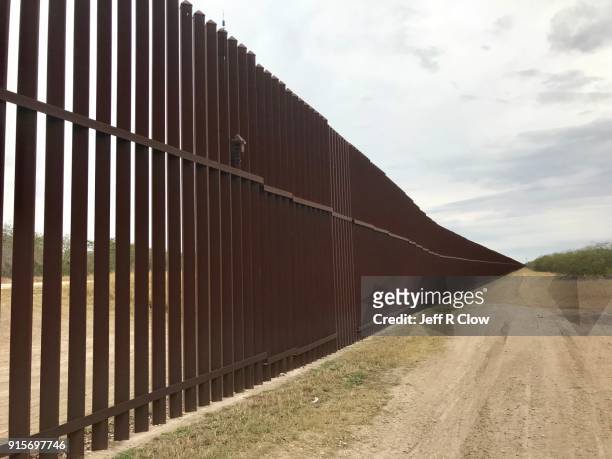 border wall in texas - 邊界 人造建築 個照片及圖片檔