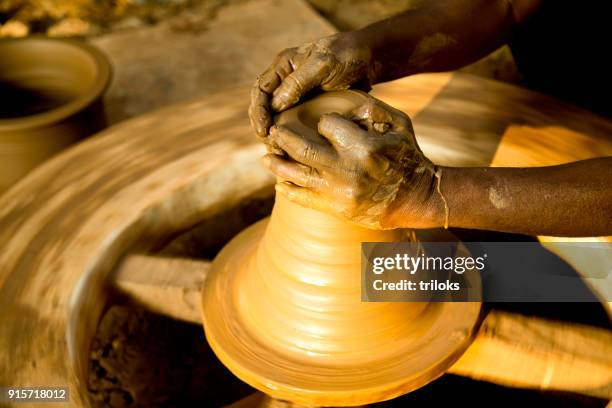 la poterie - pottery wheel photos et images de collection