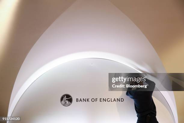 Workers install a new display ahead of the Bank of England's quarterly inflation report news conference in the City of London, U.K., on Thursday,...