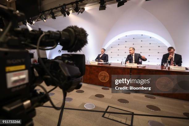 Mark Carney, governor of the Bank of England , center, gestures while speaking as Ben Broadbent, deputy governor for monetary policy at the Bank of...