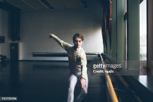 ballerinas-leben - balletttänzer männlich stock-fotos und bilder