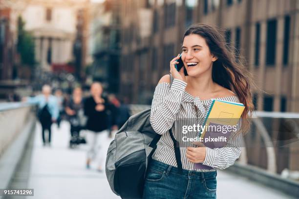 student lopend en pratend aan de telefoon - london city map stockfoto's en -beelden