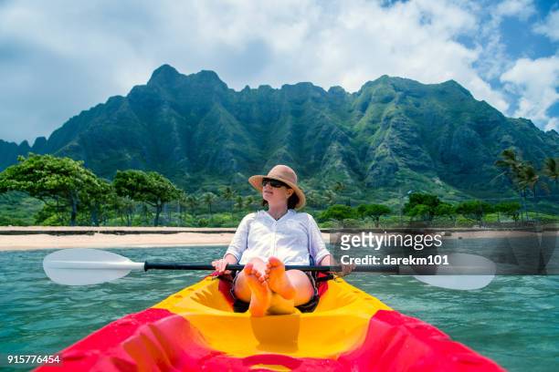woman kayaking, oahu, hawaii, america, usa - hawaii photos et images de collection