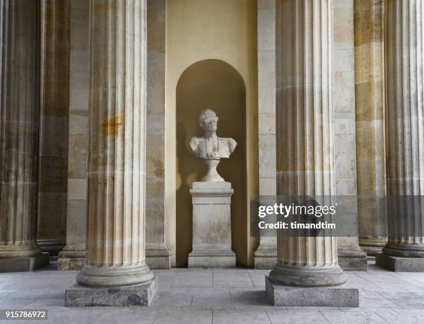 statue of a tourist on a plinth - piedistallo foto e immagini stock