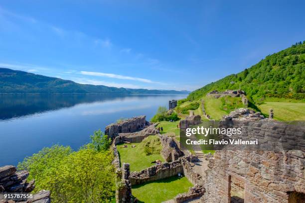 urquhart castle, loch ness, schotland - loch ness stockfoto's en -beelden