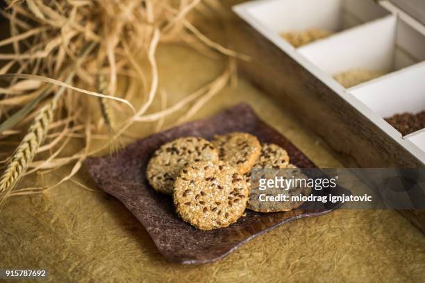 oferta diaria en pequeña panadería - flax seed fotografías e imágenes de stock