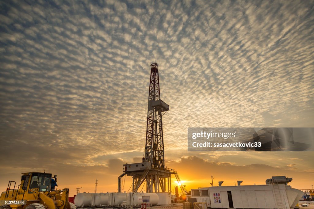 Fracking Broca de torre de perforación en puesta de sol