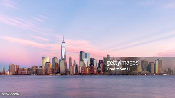 new york city landscapes, skyline, manhattan - stadtsilhouette stock-fotos und bilder