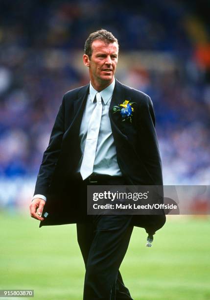 May 2000 Wembley ; FA Cup Final ; Aston Villa v Chelsea ; Chelsea FC coach Graham Rix .