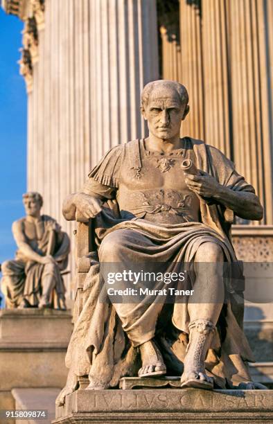 julius caesar statue in front of the austrian parliament building - cäsar stock-fotos und bilder