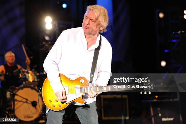 Mick Ralphs Backstage 469 Mick Ralphs Photos & High Res Pictures - Getty Images