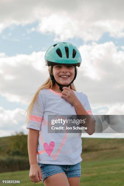 child rollerblading - jon schulte imagens e fotografias de stock