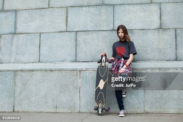 teenage girl skateboarding - alternative lifestyle stock pictures, royalty-free photos & images