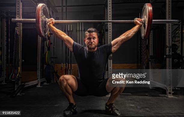 cross training - mann gewichtheben stock-fotos und bilder
