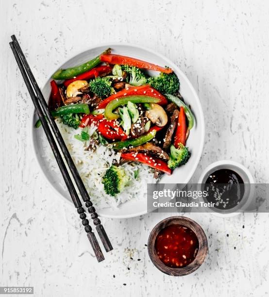 stir-fried beef with vegetables and rice - roerbakken stockfoto's en -beelden