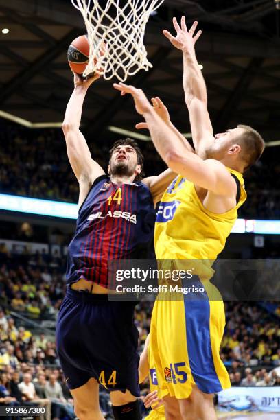 Ante Tomic, #44 of FC Barcelona Lassa competes with Artsiom Parakhouski, #45 of Maccabi Fox Tel Aviv during the 2017/2018 Turkish Airlines EuroLeague...