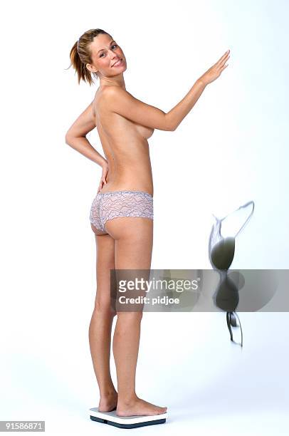 mujer en báscula soltar bra - female foot models fotografías e imágenes de stock